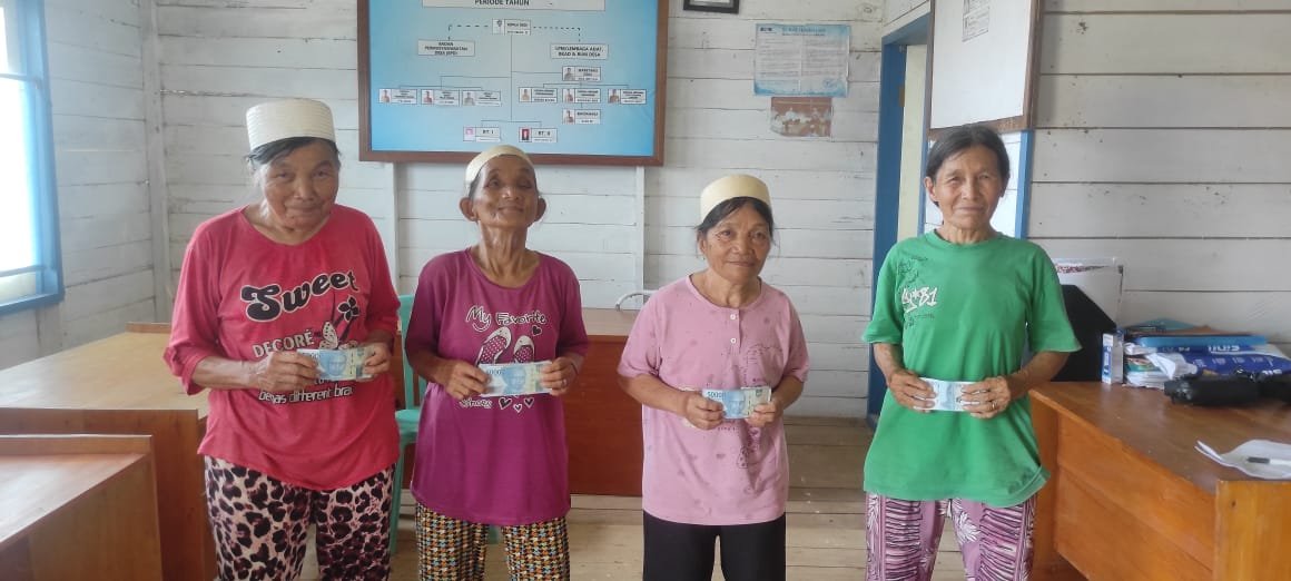 Penyerahan  BLT-DD kepada Warga Pengguna Manfaat di Desa Sungai Barang